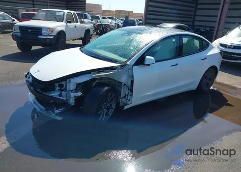 2022 Tesla Model 3 Rear-Wheel Drive z USA, uszkodzony, nr VIN 5YJ3E1EA1NF241533
